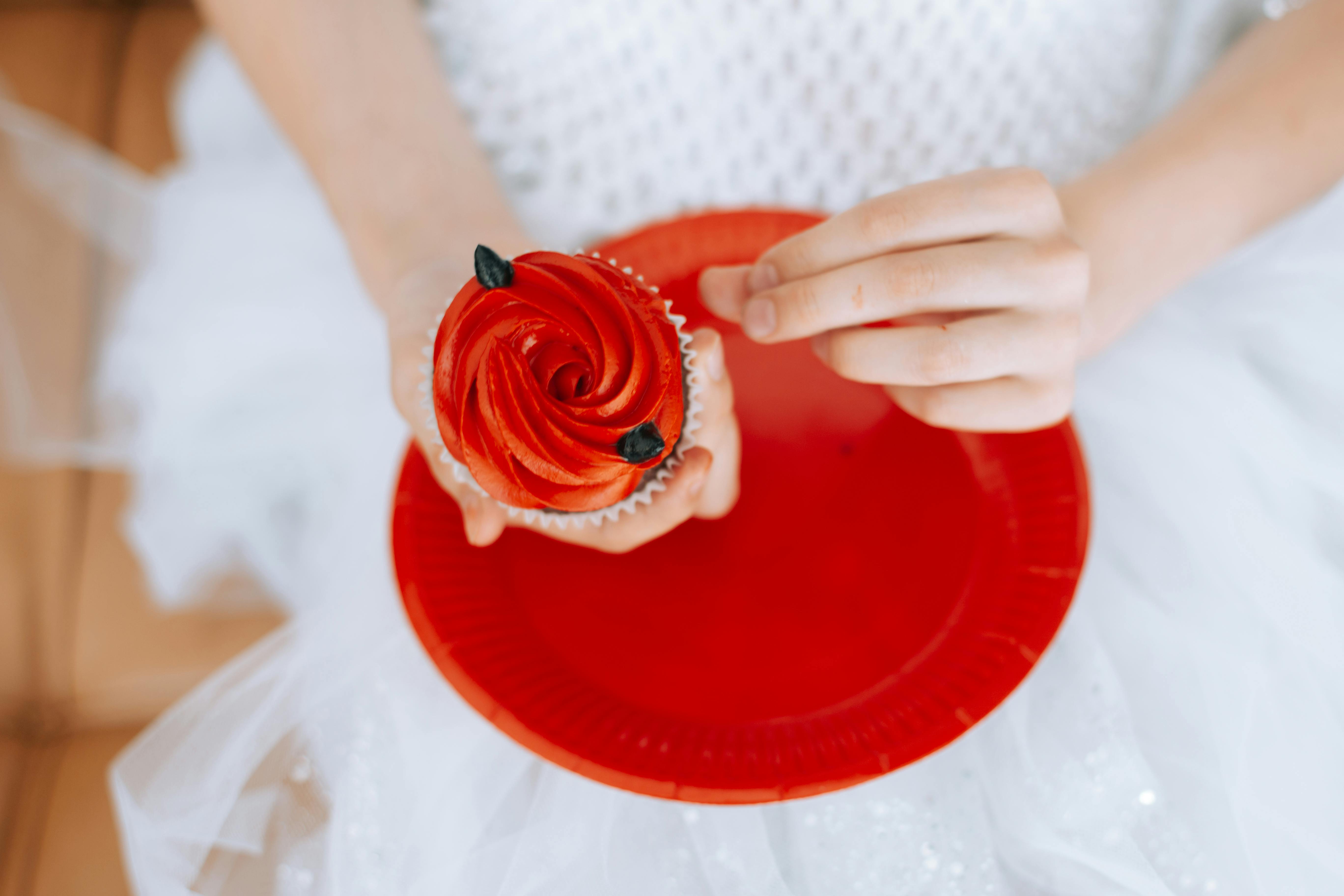 Free Close-Up Shot of a Person Holding a Cupcake Stock Photo