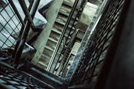 自上而下的视角中，混凝土楼梯间与金属栏杆构成了几何图案