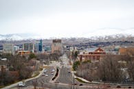 城市天际线以繁华的街道和白雪皑皑的山脉为背景