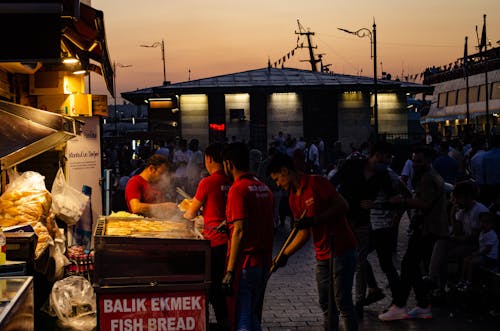 Foto profissional grátis de cheio, comida de rua, período noturno