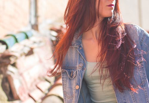 Gratis stockfoto met denim jacket, haar, jas