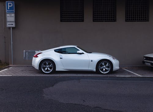 Foto profissional grátis de 370z, carro branco, carro esportivo