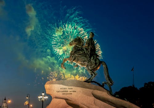 Foto profissional grátis de ângulo baixo, céu, escultura