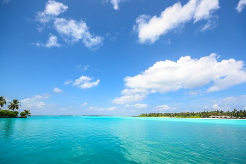 Free Experience the serene beauty of a tropical paradise with clear blue waters and skies. Stock Photo