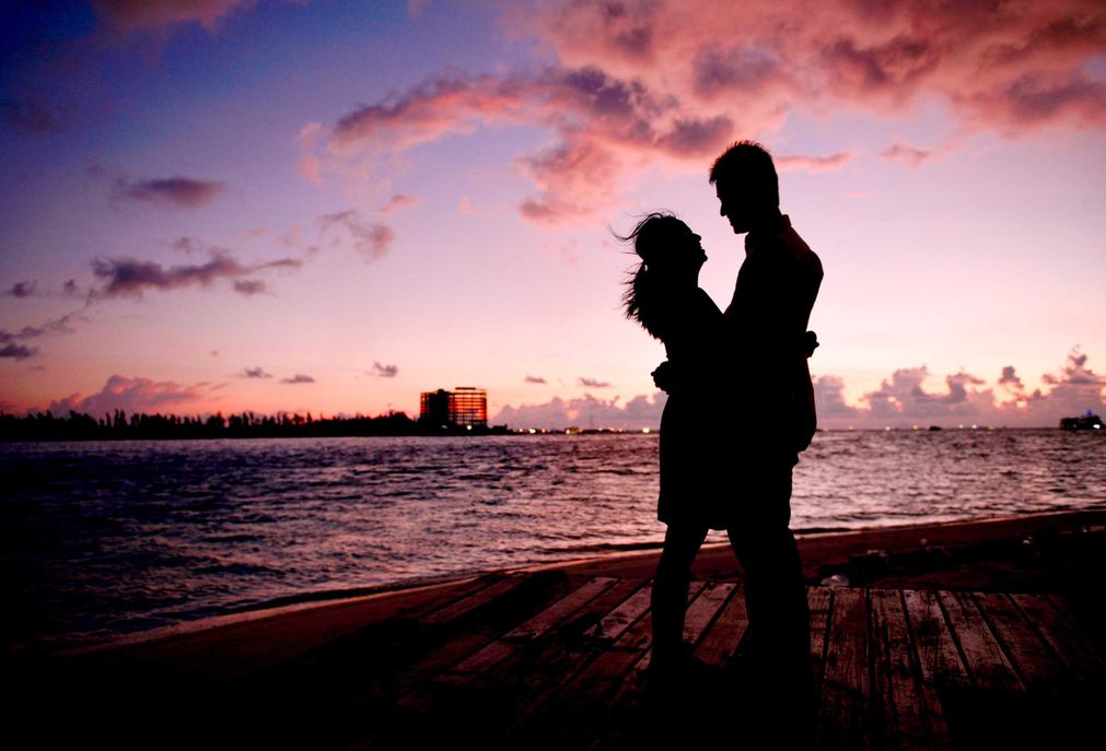 Online dating: starting a conversation on a niche platform
