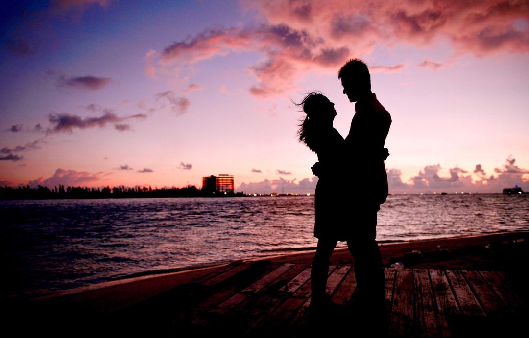 Online dating: starting a conversation on a niche platform