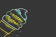 在黑暗背景下，充满活力的霓虹灯冷冻蛋奶冻标志闪闪发光