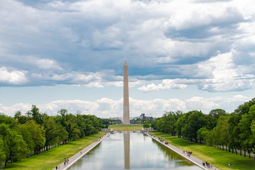 Free Lincoln Memorial Reflecting Pool with the Washington Monument under Cloudy Sky Stock Photo