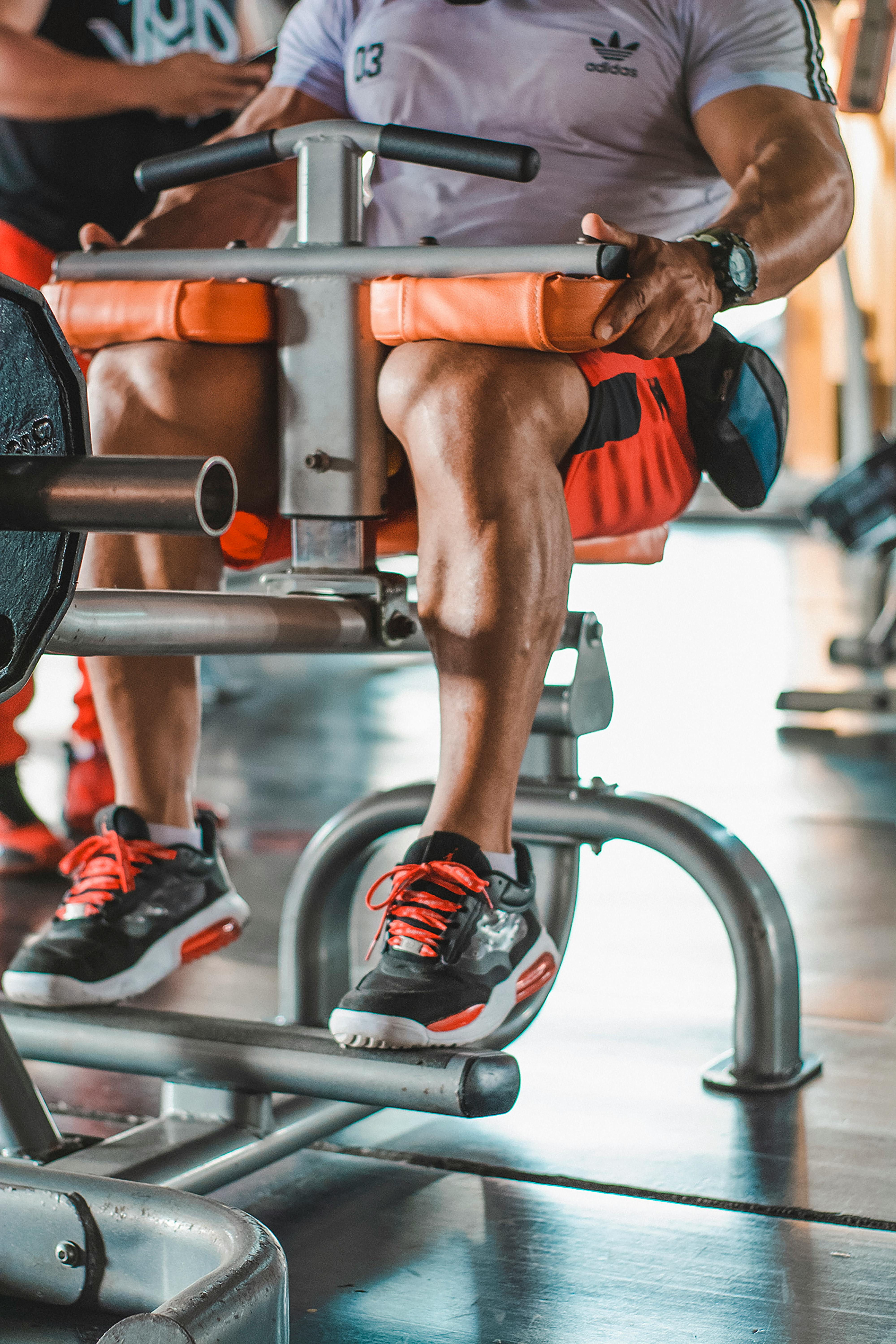 Athlète exécutant des élévations sur les pointes des pieds en salle de musculation
