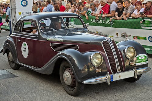 araba, araba yarışı, bağbozumu içeren Ücretsiz stok fotoğraf