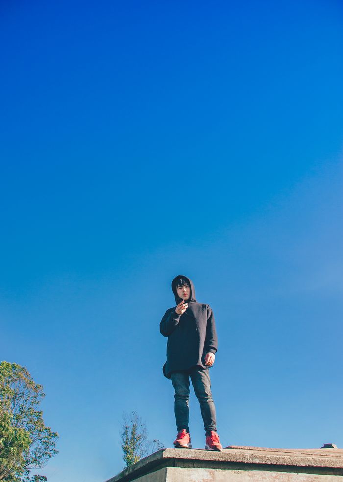 Orang mengenakan hoodie hitam, gaya streetwear kasual