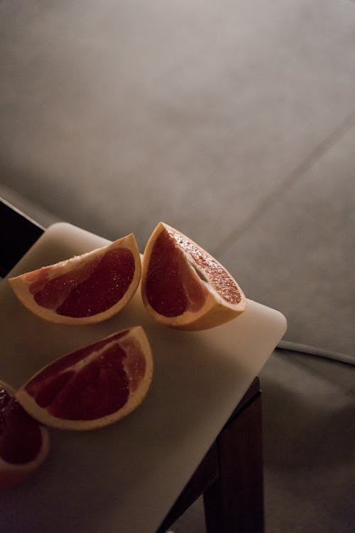 Бесплатное стоковое фото с вертикальный выстрел, выборочный фокус, грейпфрут