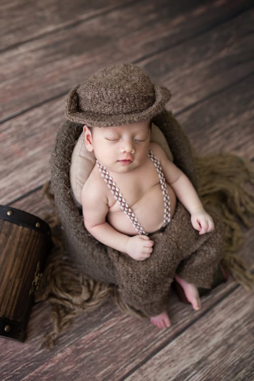 bebek, çok sevimli, dikey atış içeren Ücretsiz stok fotoğraf
