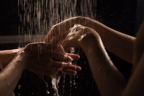 duş, eller, hijyen içeren Ücretsiz stok fotoğraf