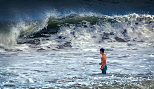 adam, çarpmak, dalgalar içeren Ücretsiz stok fotoğraf