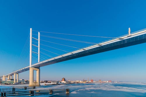 Белый металлический мост под голубым небом