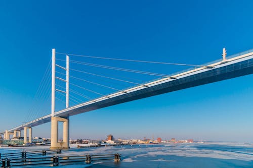 White Metal Bridge Onder De Blauwe Hemel