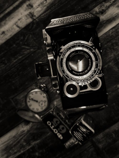 Бесплатное стоковое фото с Антикварный, вертикальный выстрел, винтажная камера