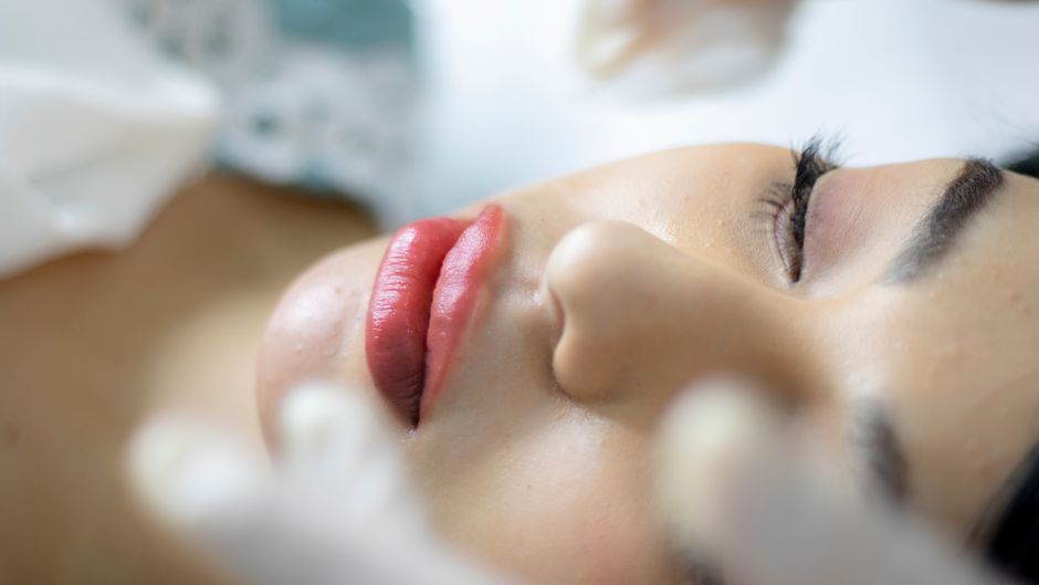 تكلفة فيلر الشفاه في خليفة سيتي 2026-2027: دليل الأسعار الشامل — Enfield Royal Clinic Khalifa City