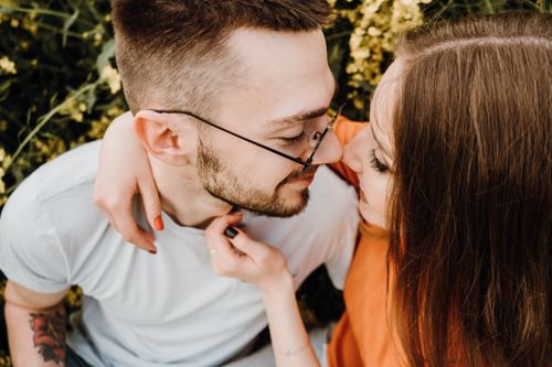 Free A close-up view of a couple embracing outdoors in a romantic and joyful setting. Stock Photo