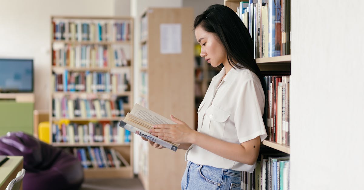 Kütüphanede Kitap Okuyan Kız öğrenci · Ücretsiz Stok Fotoğraf