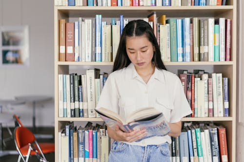 Darmowe zdjęcie z galerii z azjatycka dziewczyna, biblioteka, czytanie