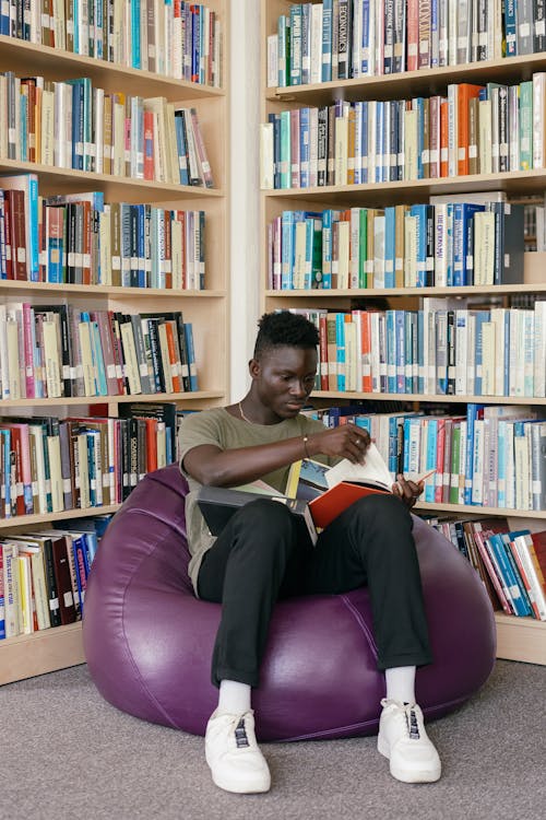 Foto profissional grátis de aluno, aprendendo, biblioteca