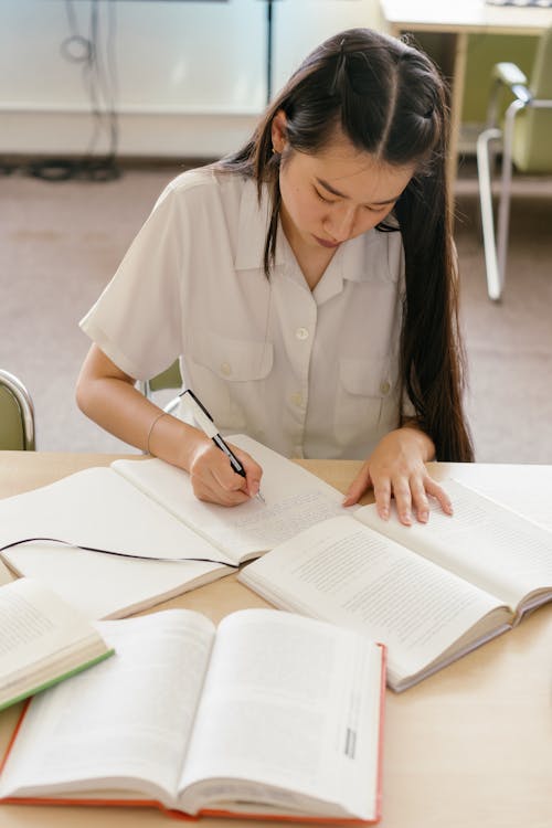 Gratis lagerfoto af asiatisk kvinde, bøger, College