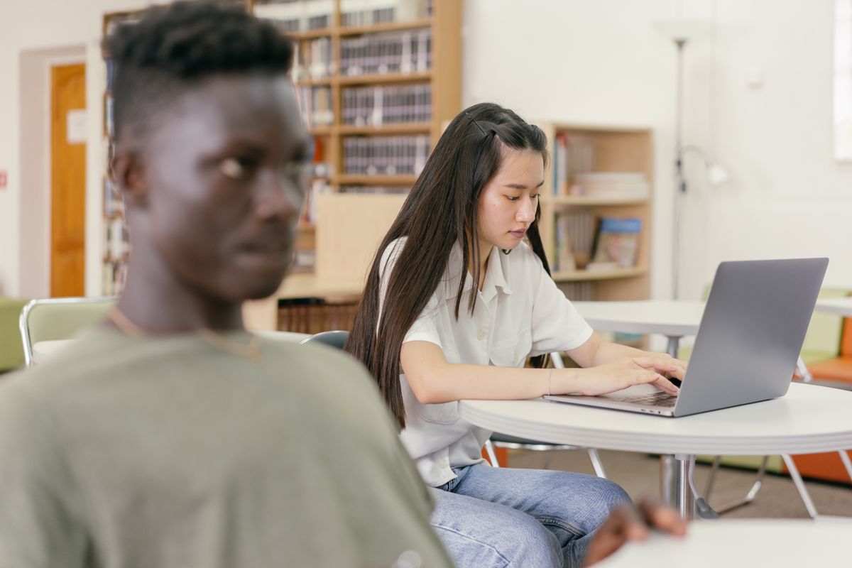 طالبان يدرسان في مكتبة جامعية