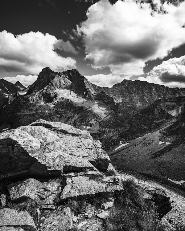 Imagine de stoc gratuită din alb-negru, fotografiere verticală, lanț montan