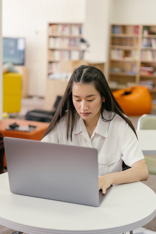 Základová fotografie zdarma na téma akademický, notebook, použitím