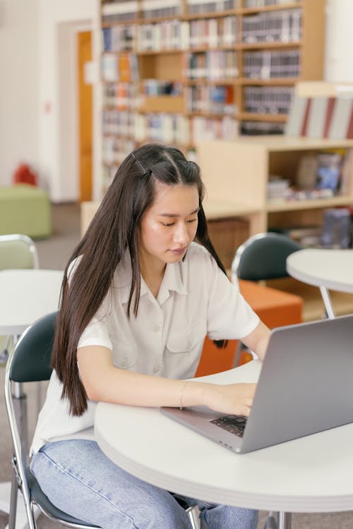 Gratis stockfoto met aan het leren, bibliotheek, binnenshuis