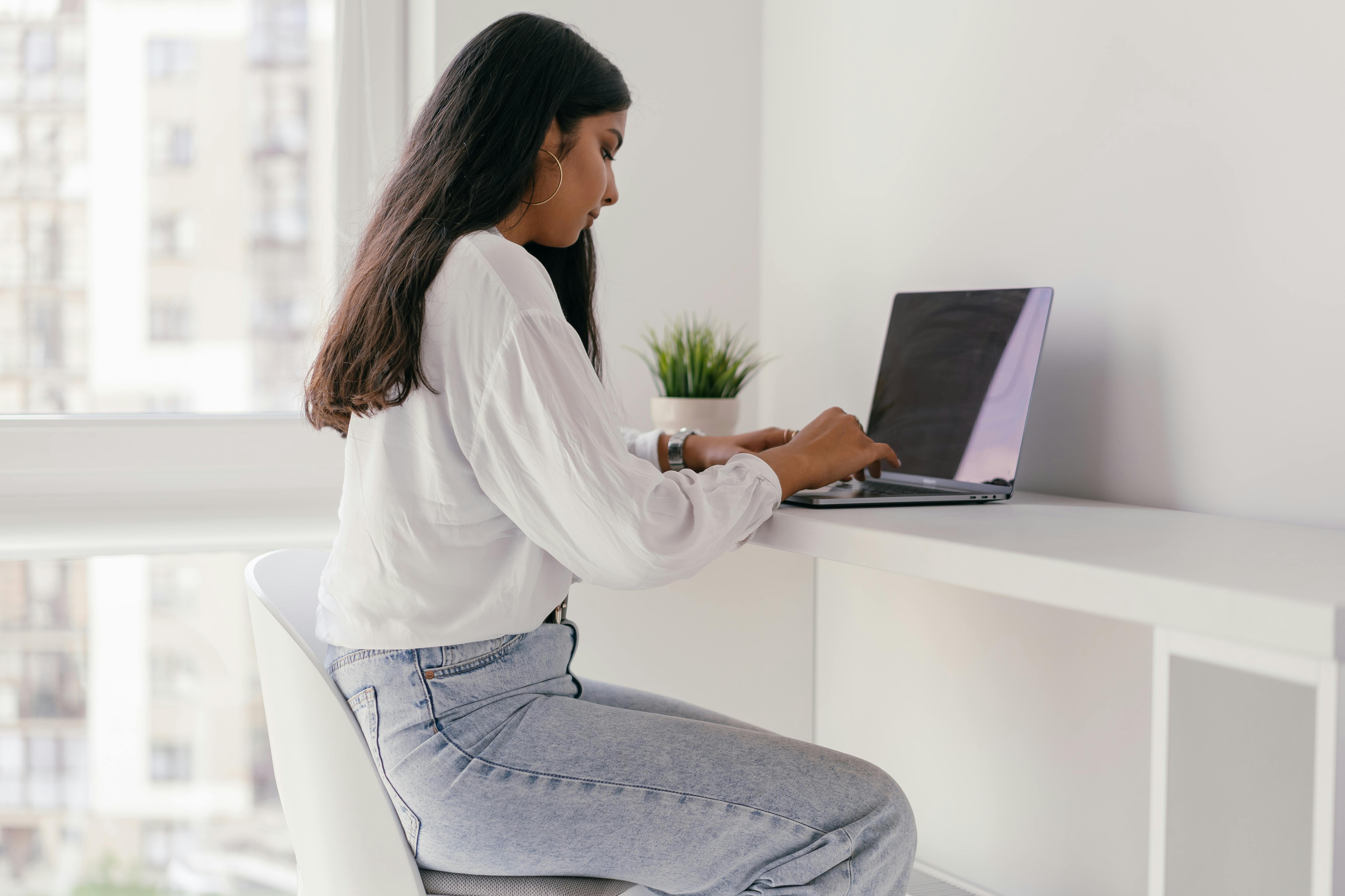 Working From Home and Productivity: Insights From the 2025 Remote Work Study — Photo by Mikhail Nilov on Pexels