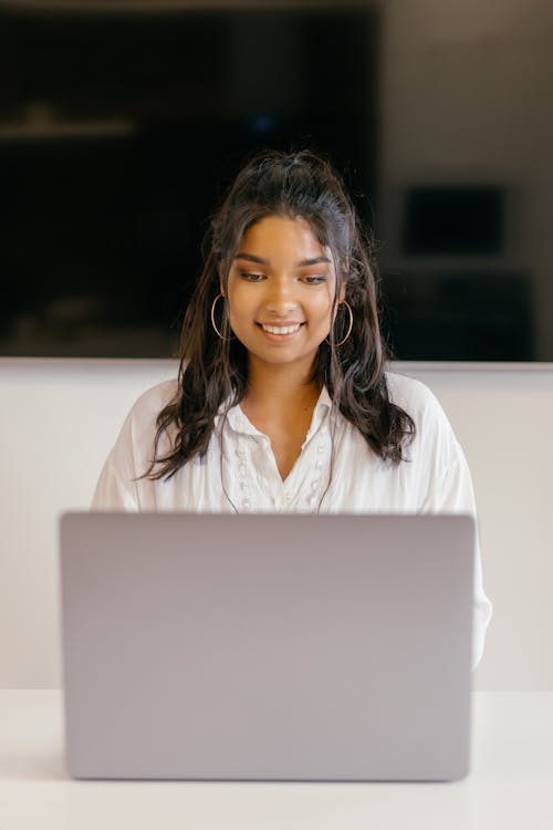 Dizüstü Bilgisayar Kullanırken Gülümseyen Kız öğrenci
