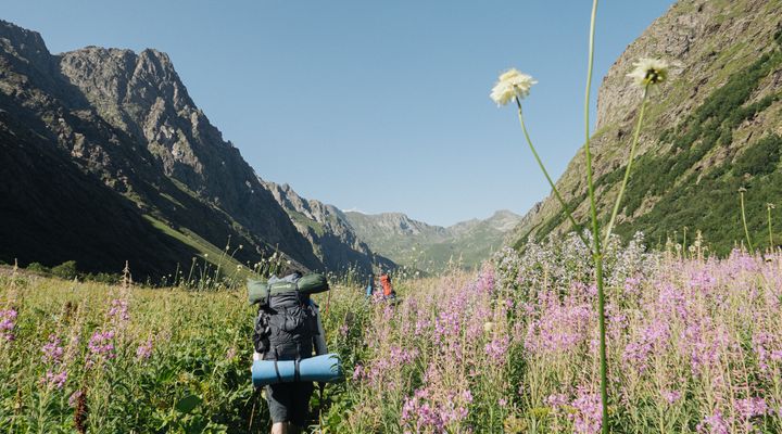 Randonnée en montagne en été 2026 : comment planifier son premier trek