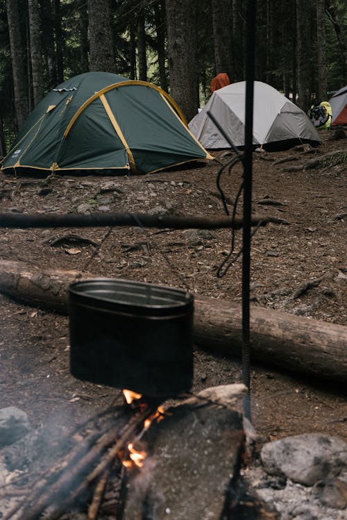 Kostenloses Stock Foto zu campen, campingplatz, lagerfeuer