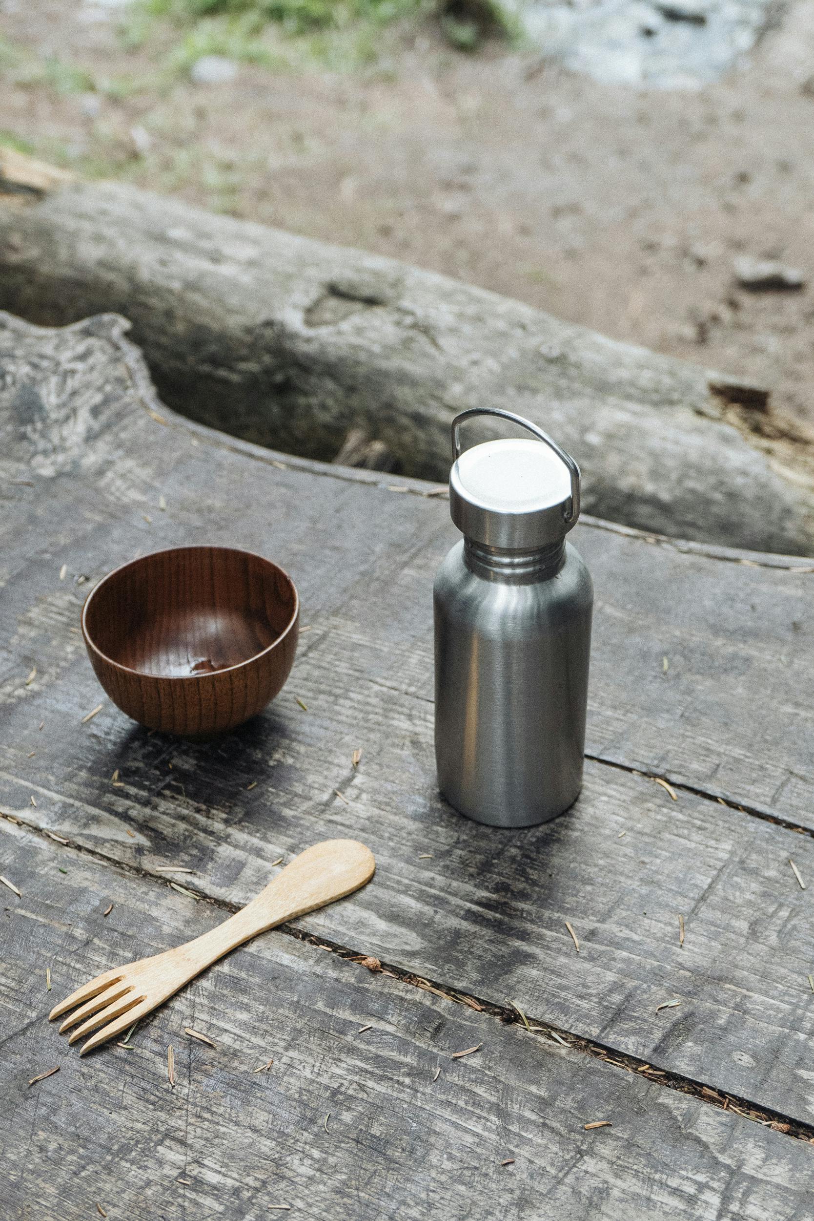 Green Hydro Flask tumbler on wood slab photo – Free Metal Image on Unsplash