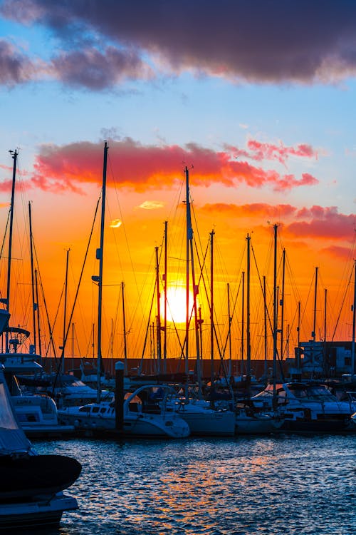 Foto profissional grátis de alvorecer, barcos, cair da noite