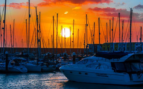 Foto profissional grátis de alvorecer, barcos, cair da noite