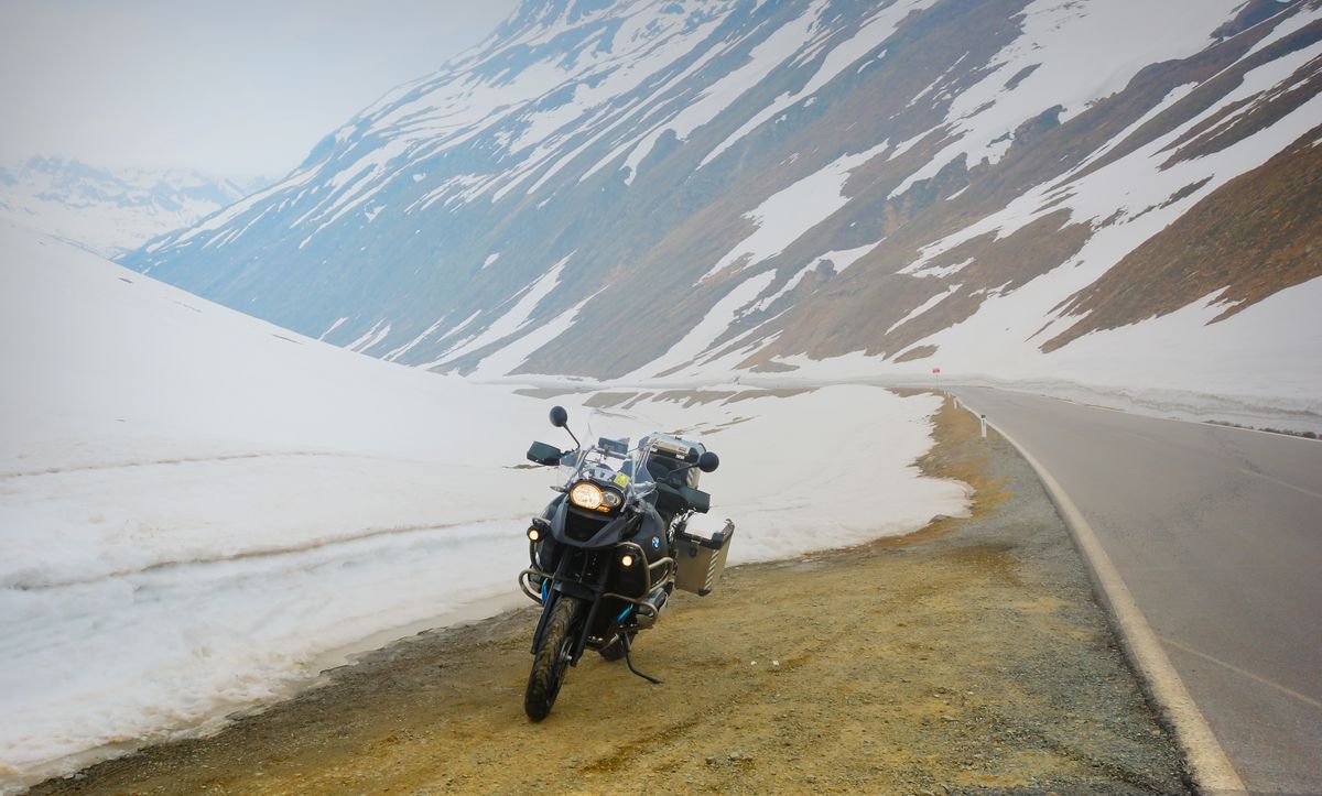 Motocicleta adventure pe drum taiat intre nameti