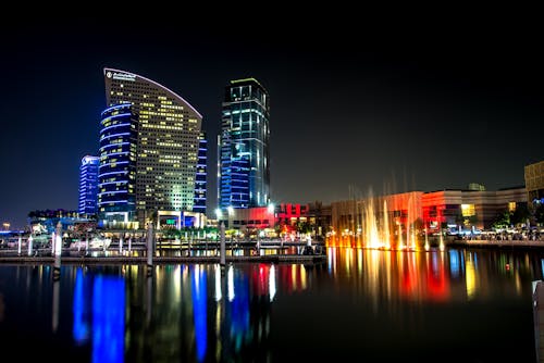 Skyline Van De Stad Naast Water Tijdens De Nacht