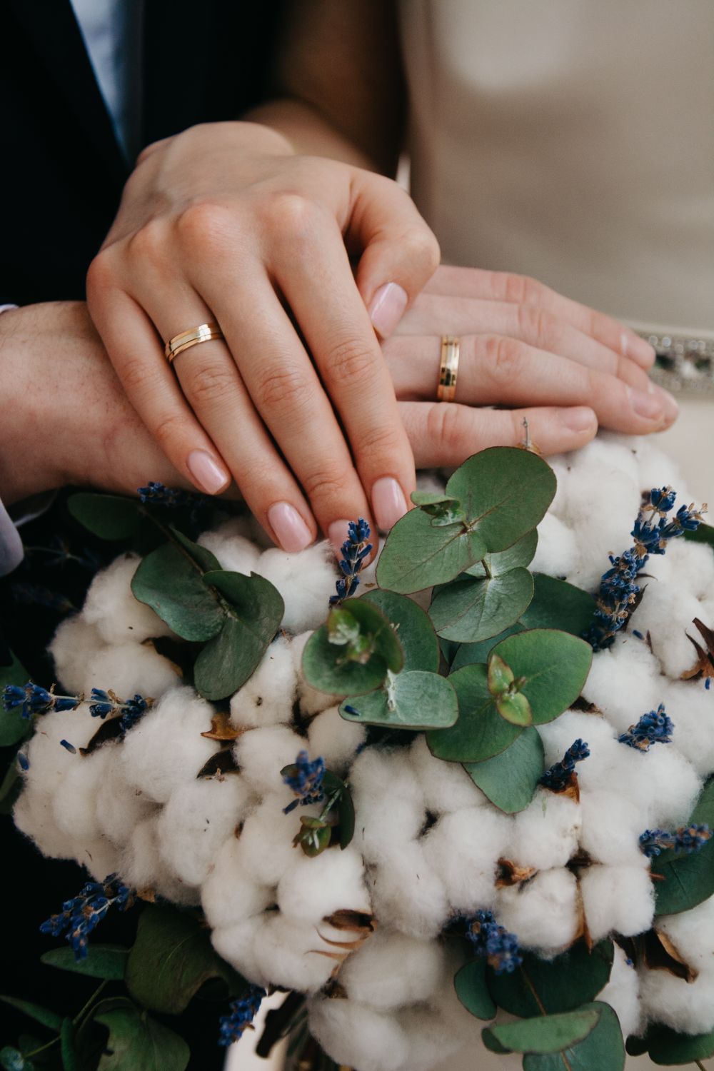 Mains et alliances de mariage
