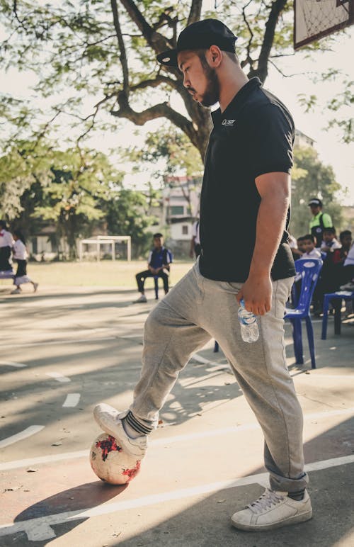 Hombre, Jugar Al Fútbol