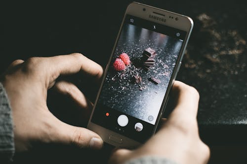 Ücretsiz çikolata Gösteren Gri Samsung Smartphone Stok Fotoğraflar