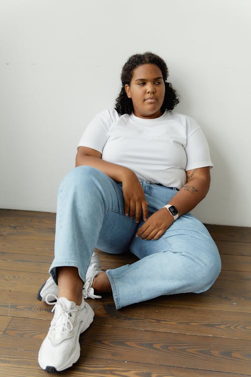 Immagine gratuita di camicia bianca, donna afro-americana, guardando di traverso