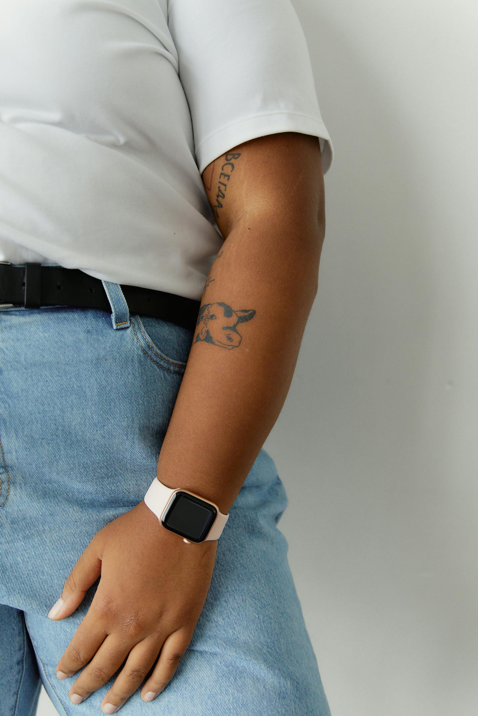 White apple watch on on sale wrist