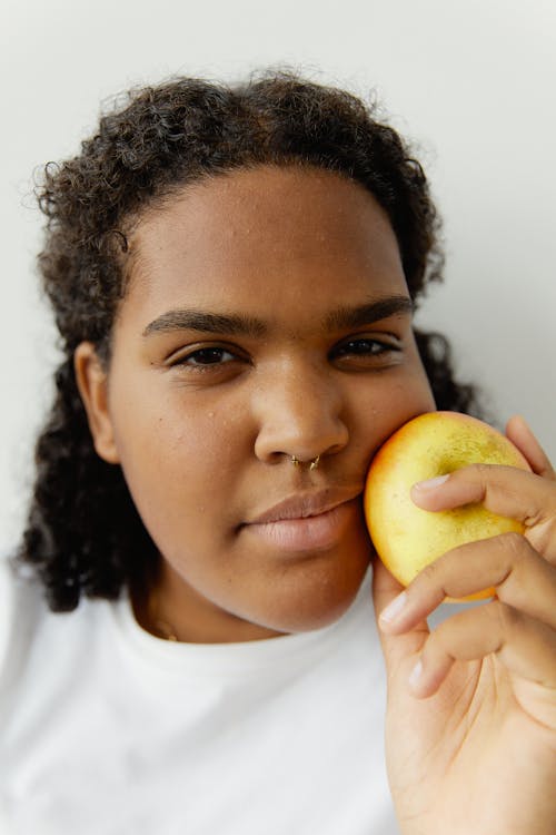 Photos gratuites de anneau dans le nez, apple, cheveux bouclés