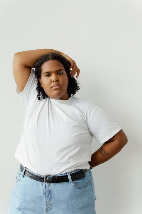 Безкоштовне стокове фото на тему «афро-американська жінка, біла сорочка, білий фон»