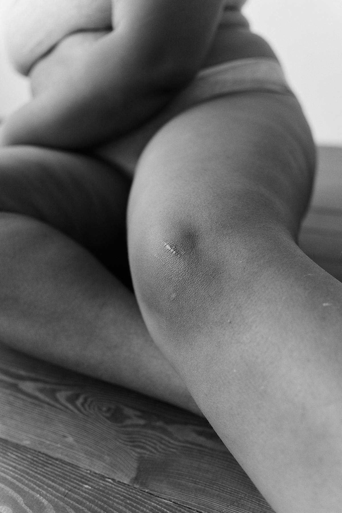 Primo piano di gambe femminili con pelle a fossette visibile
