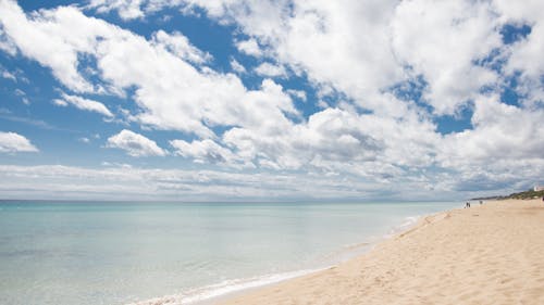 Панорамная фотография пляжа с белым песком
